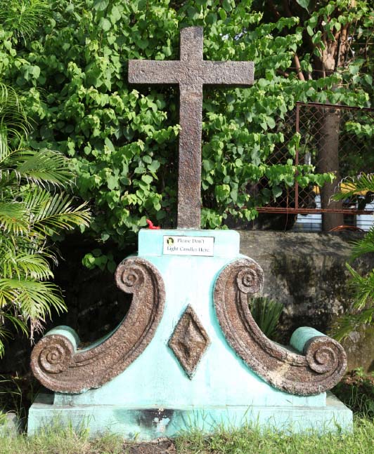 A stone cross with stone curlicues was once atop the Church of St Andrew. It is now located alongside the south compound wall between the stone cross of Santa Anna and the Oratory.